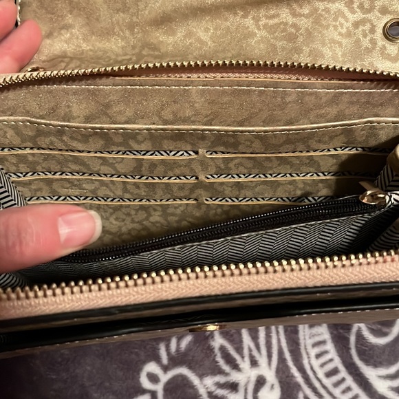 Jen &Co Gold leopard wallet/ crossbody - Picture 6 of 6